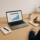 Laptop met conversiegrafiek op bureau, illustratie van het belang van SEO-teksten en content die websiteconversies verhoogt.